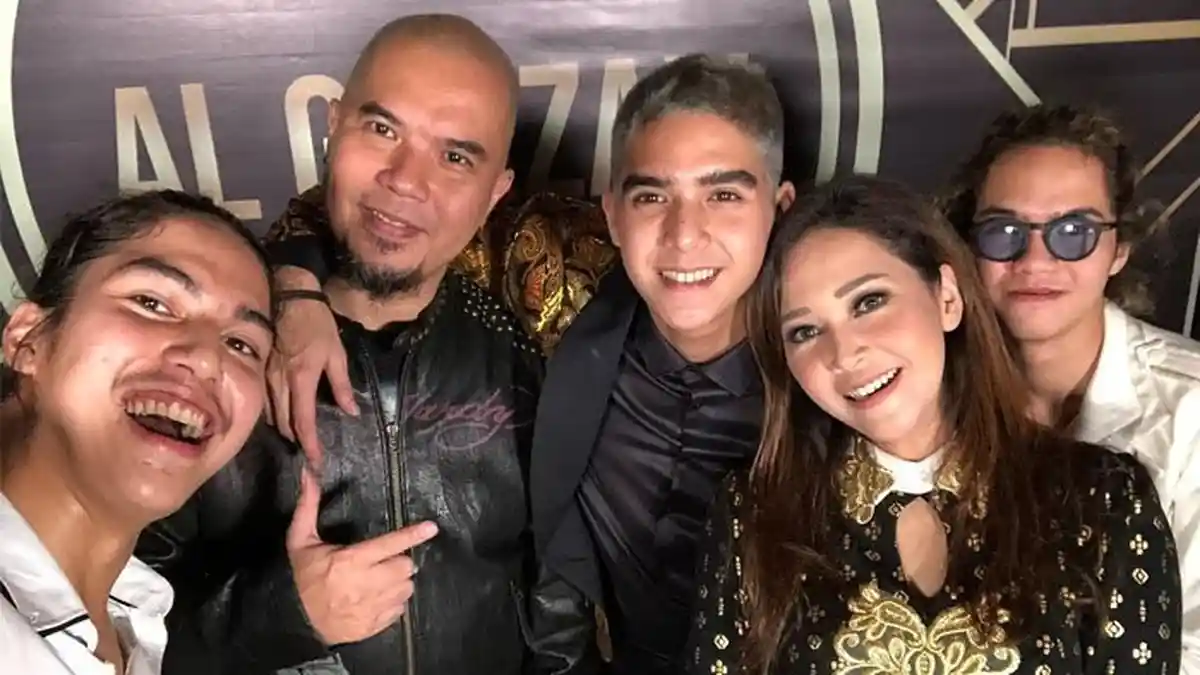 Begini Ekspresi Mulan Jameela saat Lihat Maia Estianty & Ahmad Dhani Pelukan dengan Al, El, dan Dul