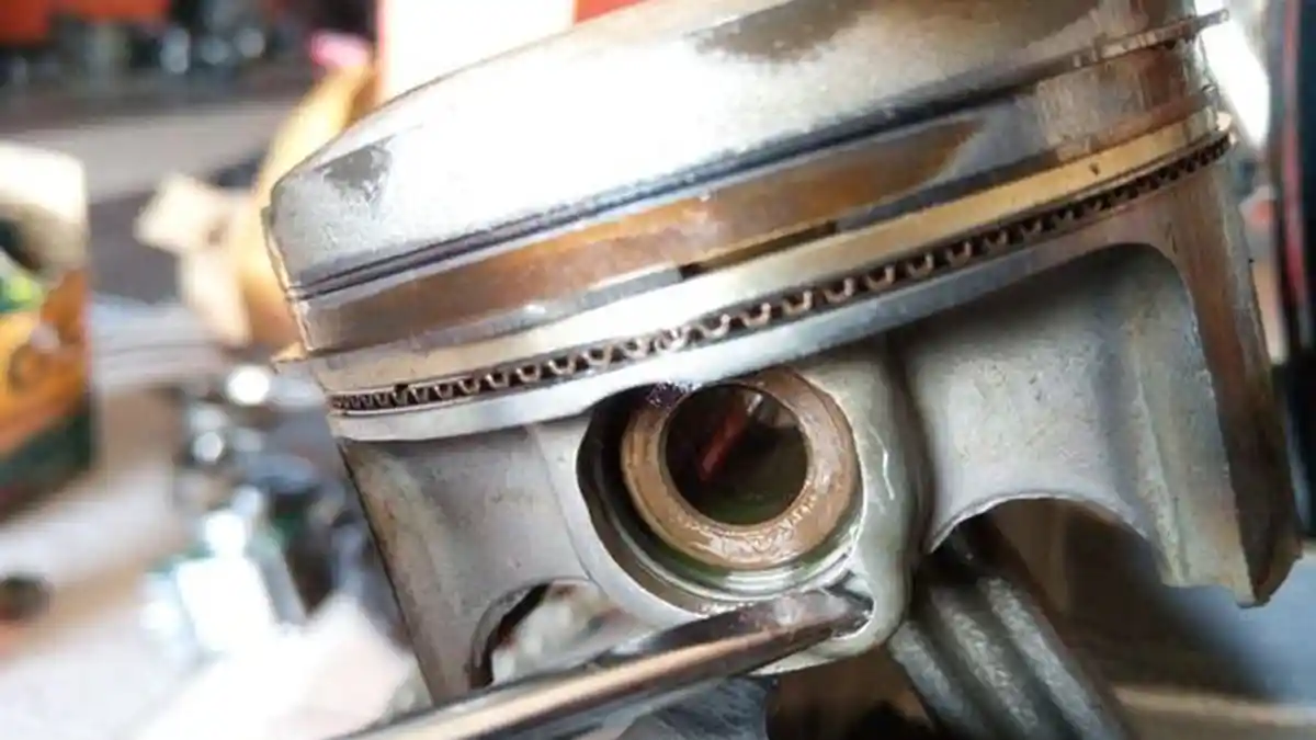 Jangan Asal Pakai, Ini Tips Mengganti Oli untuk Mobil Xpander