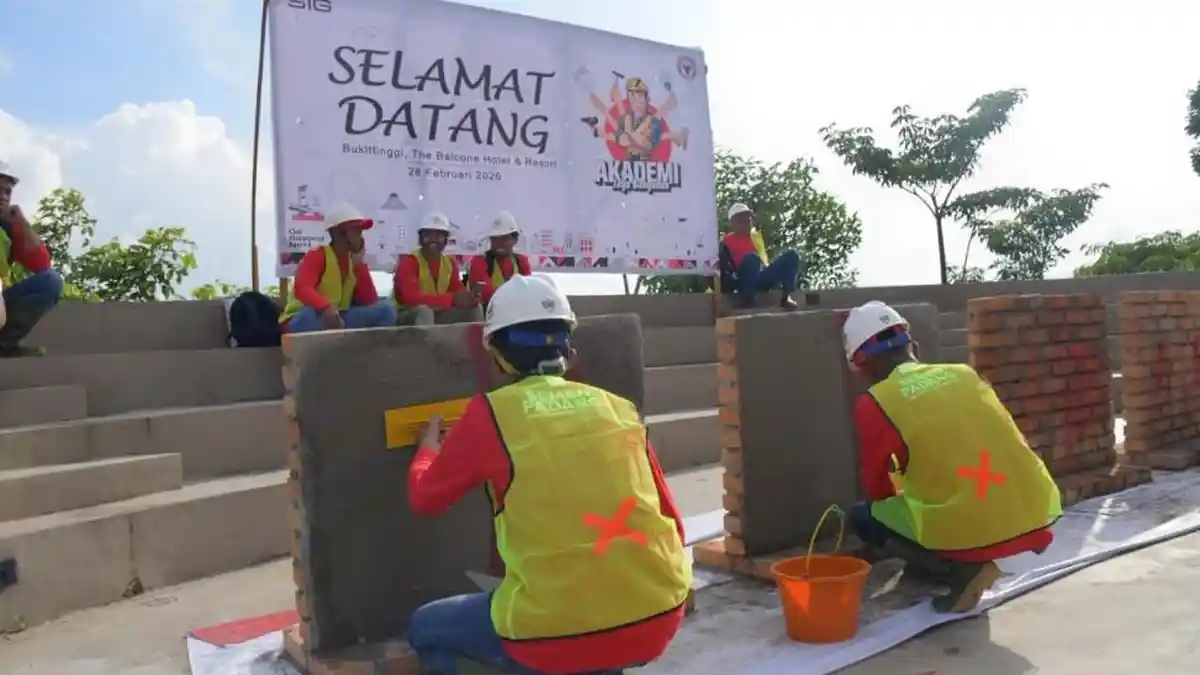 PT Semen Padang Latih 100 Tukang di Bukittinggi Lewat Akademi Jago Bangunan