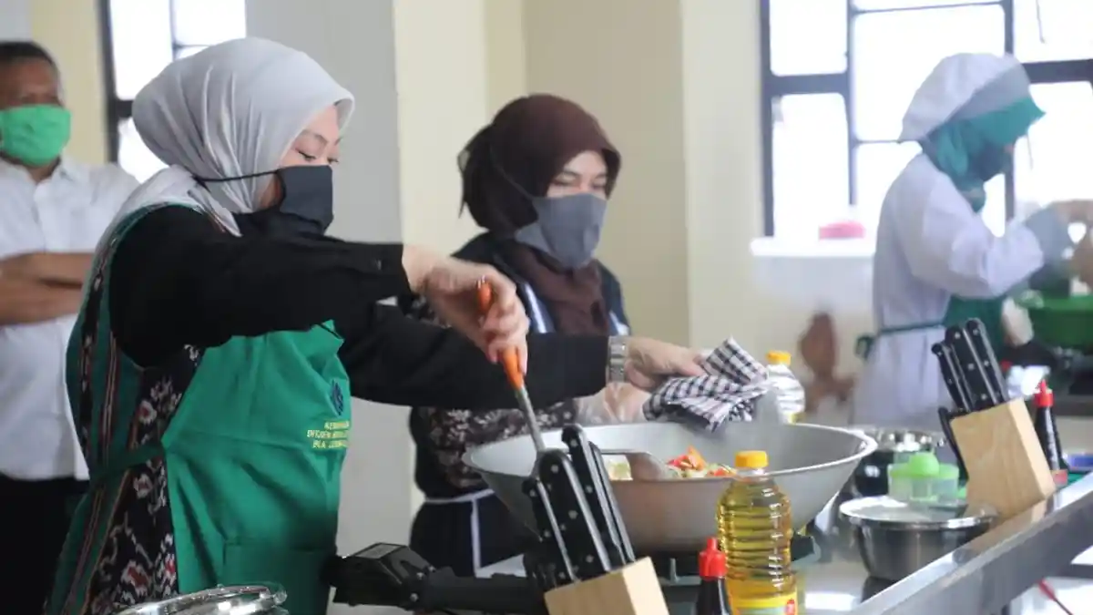 Momen Menaker Ida Ikut Masak Sajian Buka Puasa Untuk Pekerja yang Ter-PHK