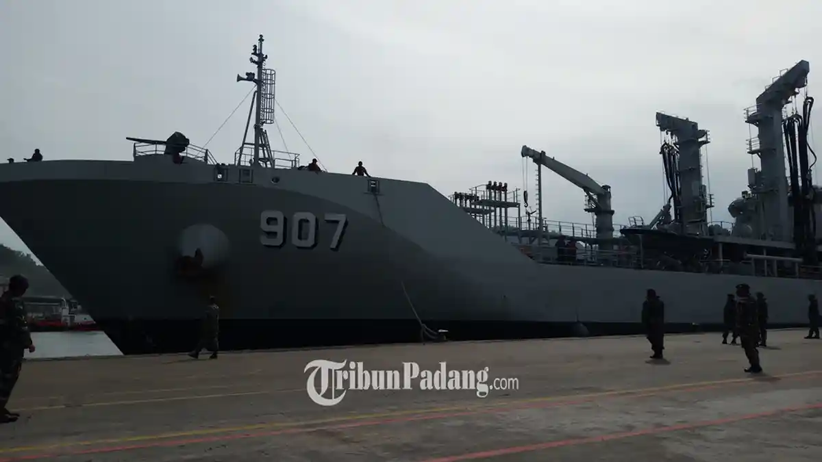 LIVE: KRI Bontang 907 Berlabuh di Teluk Bayur Padang