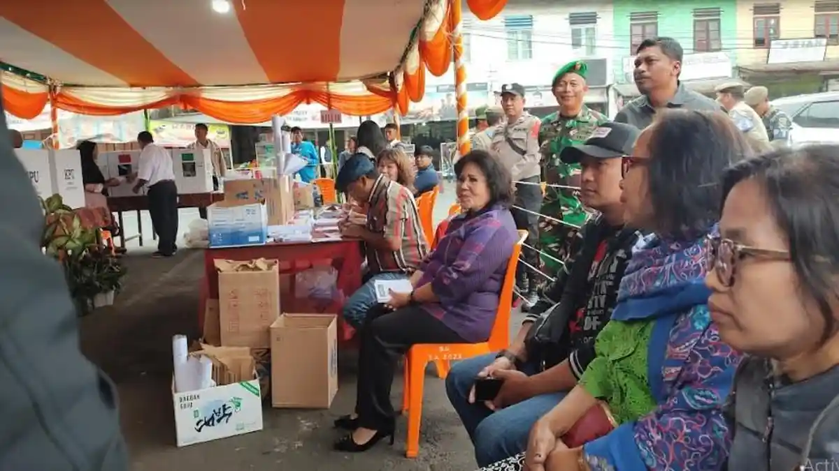 Begini Penampilan Bupati Karo Cory Sebayang saat Mencoblos, Sabar Antre di TPS