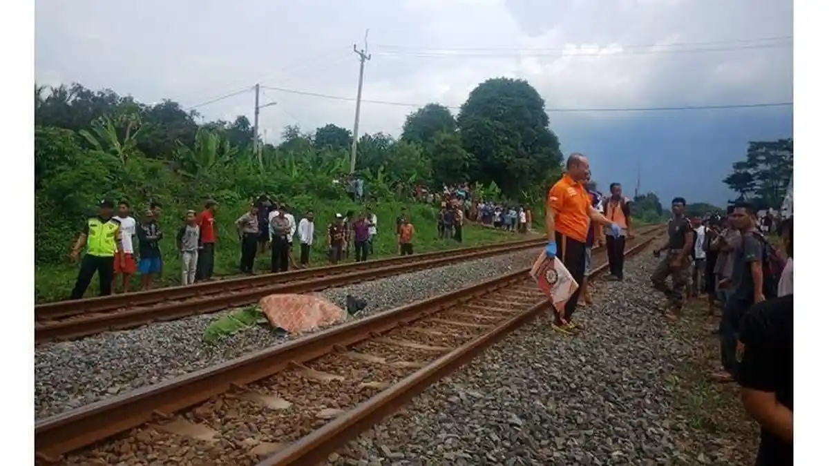 Pria Tuna Rungu Tersambar Kereta Api Jurusan Bandung-Gambir di Purwakarta