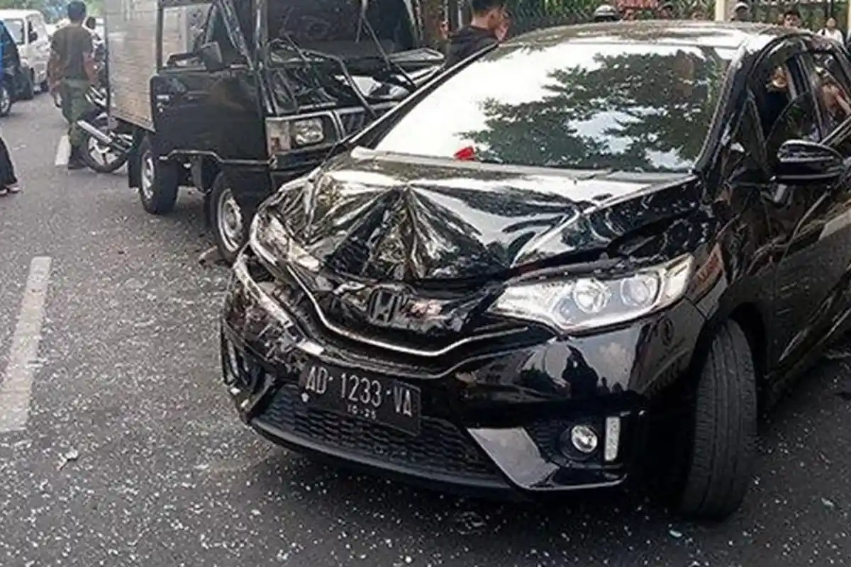 Kecelakaan Karambol Libatkan 4 Mobil di Solo, Sopir Mobil Boks Terjepit