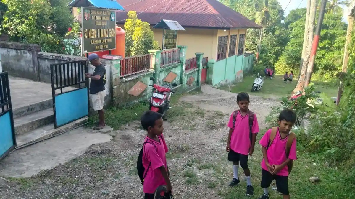 Jalan Rusak Menuju Dua SD di Tulehu Malteng, Warga Minta Perhatian Pemerintah
