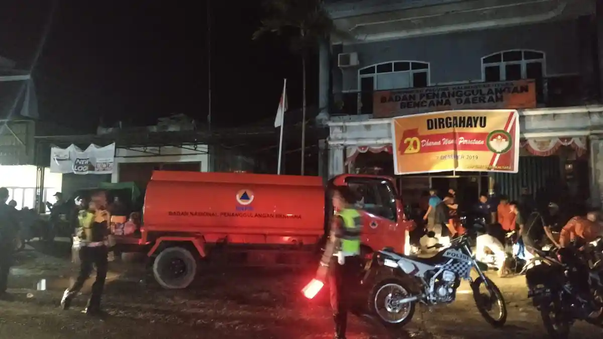 BREAKING NEWS Api Berkobar di Belakang Markas BPBD Kalimantan Utara, 2 Unit Rumah Kontrakan Ludes