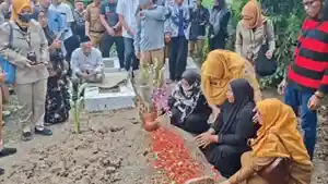 Selamat-Jalan-Nurlaela-Ibu-Guru-Pendiam-yang-Setia-Naik-KRL-hingga-Akhir-Hayat.jpg