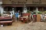Warga Mulai Membersihkan Lumpur Pasca Banjir