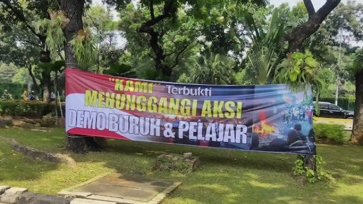 Sekitar Kantor Mahfud MD Terpasang Spanduk Sudutkan Ormas Eks Panglima TNI, Disebut Jadi Dalang Demo
