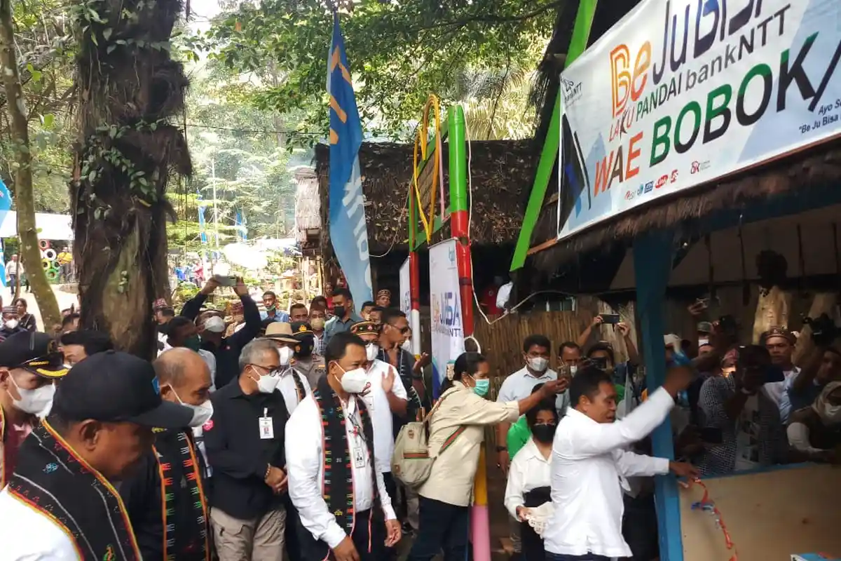 Gubernur NTT Buka Selubung Desa Binaan Wae Bobok dan Resmikan Layanan Laku Pandai Be Ju Bis@ 