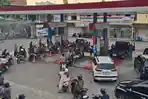 Diimbau Tak Perlu Panik karena BBM Tidak Naik, Warga Tetap Serbu SPBU di Jakarta hingga Surabaya