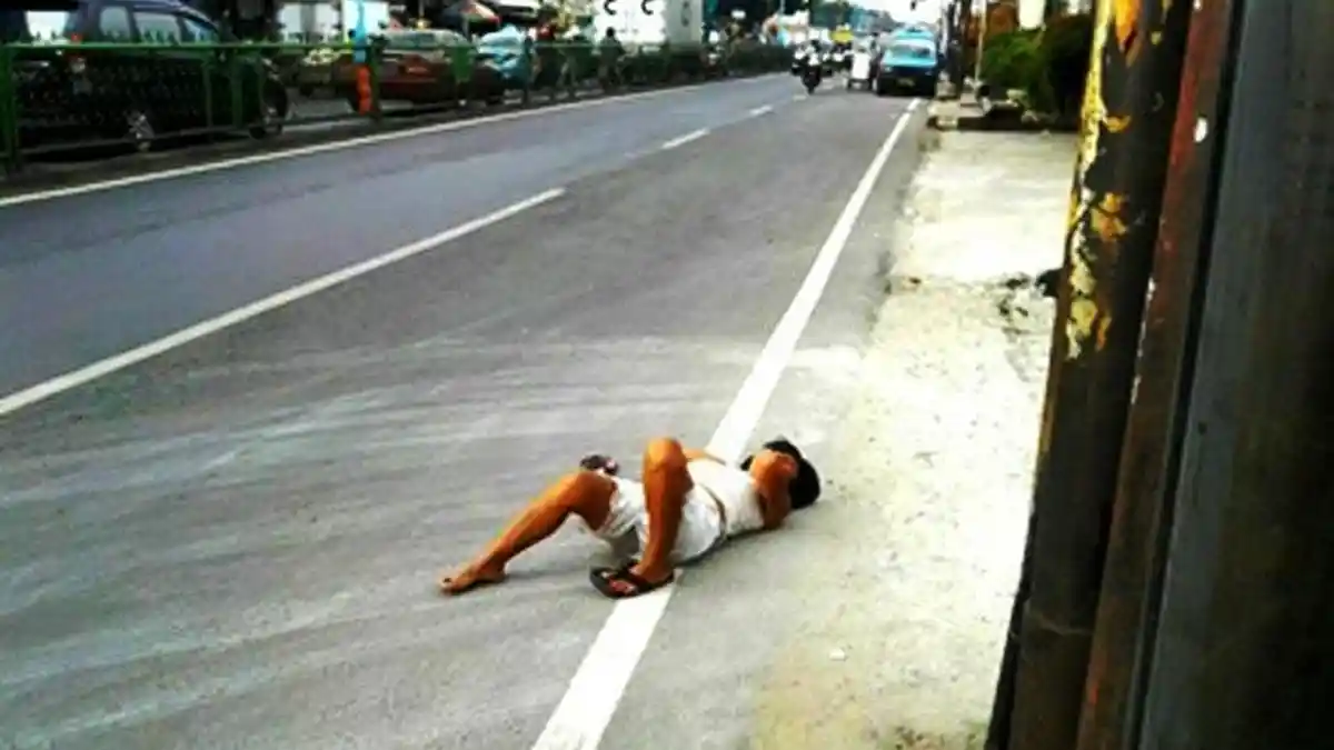 Diduga Ingin Bunuh Diri, Remaja Putri Ini Nekat Tiduran di Jalan Raya