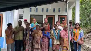 Yosep-serahkan-rumah-layak-huni.jpg