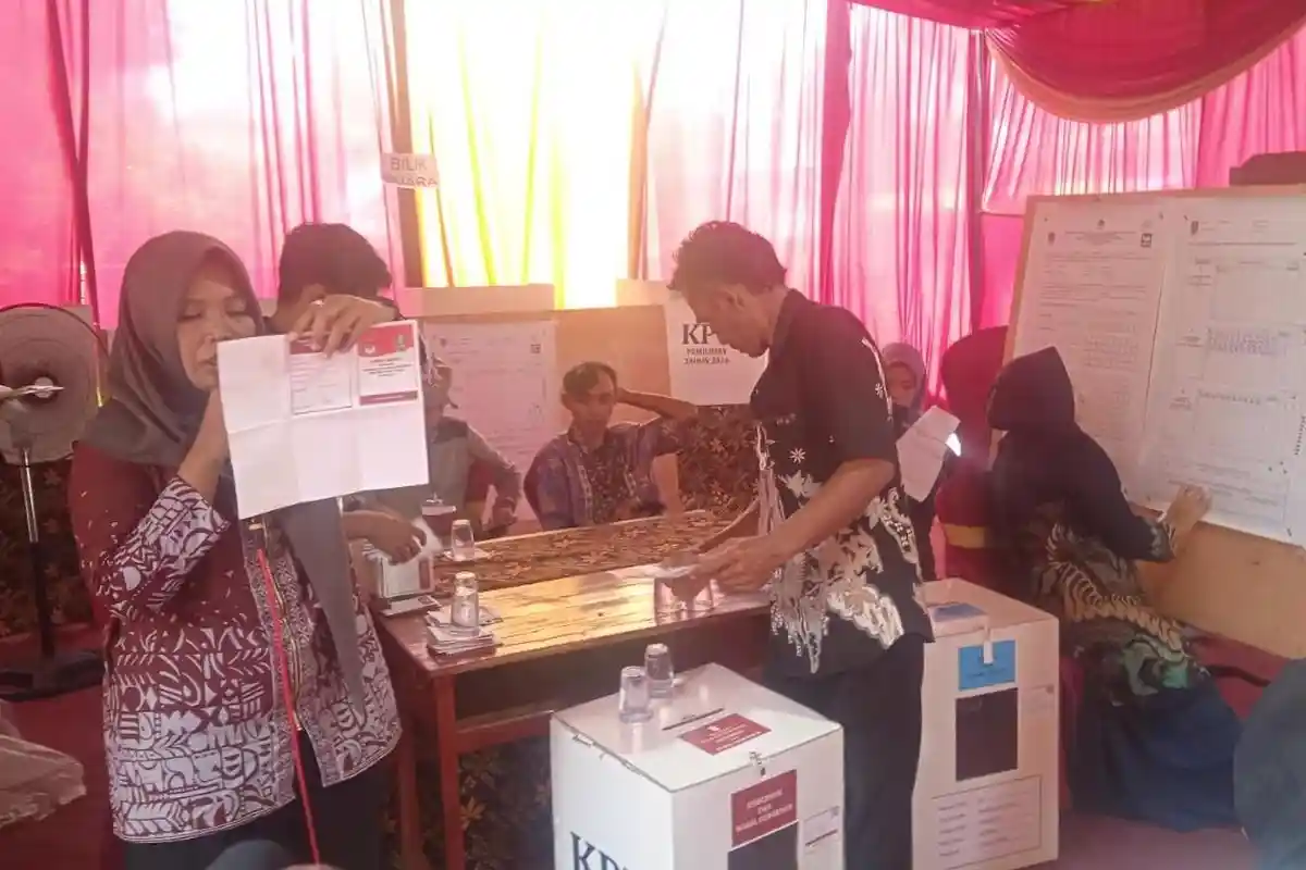 Hasil Real Count Pilgub Jatim 2024, Khofifah-Emil Unggul Telak di TPS Gus Fawait Mencoblos di Jember