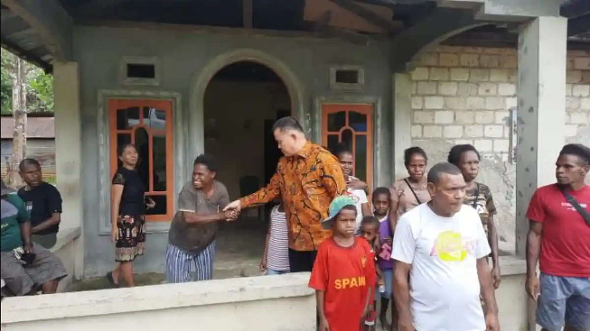 Temui Kepala Kampung, Pj Bupati Maybrat Minta Lengkapi Data Penduduk dan Kerusakan