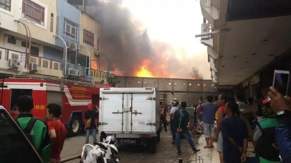 Pemukiman Padat Penduduk di Belakang WTC Mangga Dua Dilalap Api