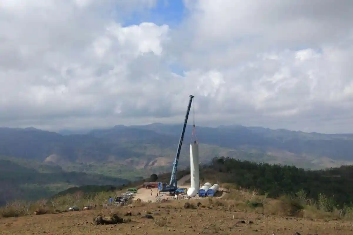 Target Beroperasi Desember, Tiang PLTB Terbesar di Indonesia Mulai Dipasang