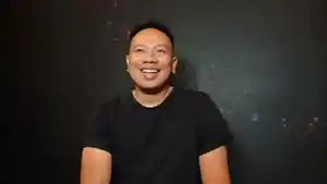 vicky-prasetyo-kaus-hitam.jpg