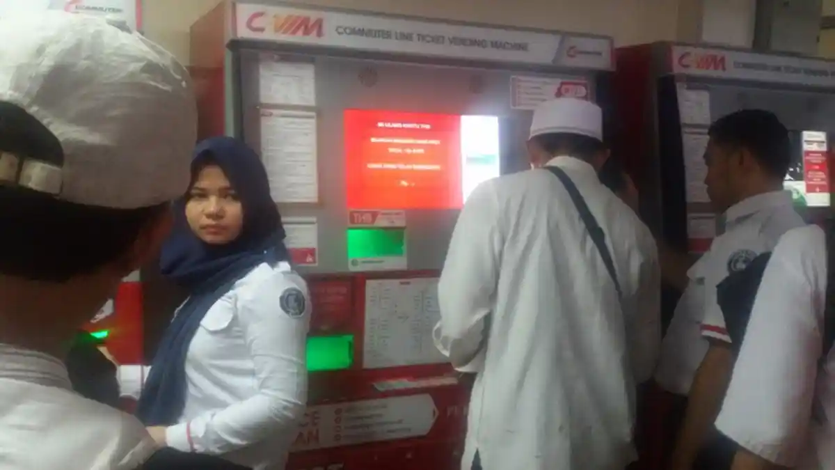 Petugas Stasiun Juanda Sibuk Pandu Calon Penumpang Beli Tiket KRL