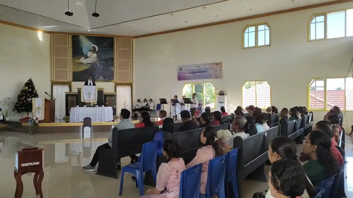 Warga Letwaru Jemaat Siloam Kota Masohi Ibadah Natal 2024 dengan Khidmat 