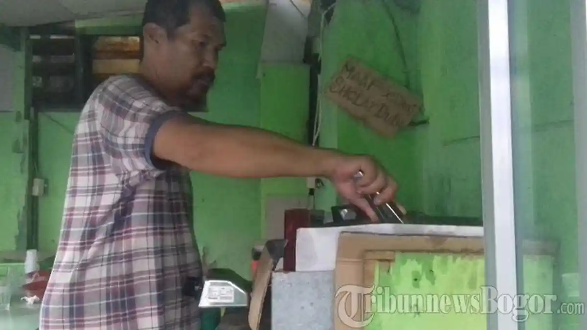 Percaya Nggak? Penjual Pempek di Kota Bogor Ini Jago Bahasa Inggris! Rahasianya. . .