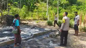 Anggota-Polres-Sikka-Polsek-Waigete-saat-berada-di-lokasi-kebakaran.jpg