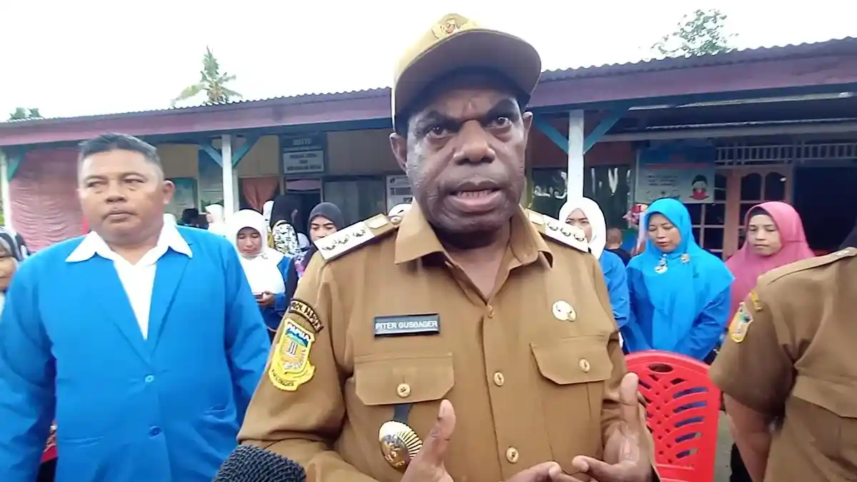Piter Gusbager Minta ASN Keerom Jangan Jadi Preman di Kantor!
