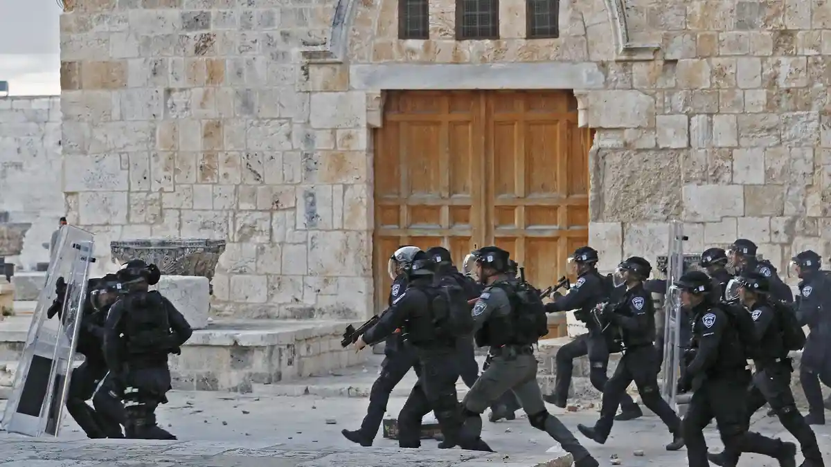 Seorang Pria Palestina Dipukuli oleh Polisi Israel saat Menuju Yerusalem