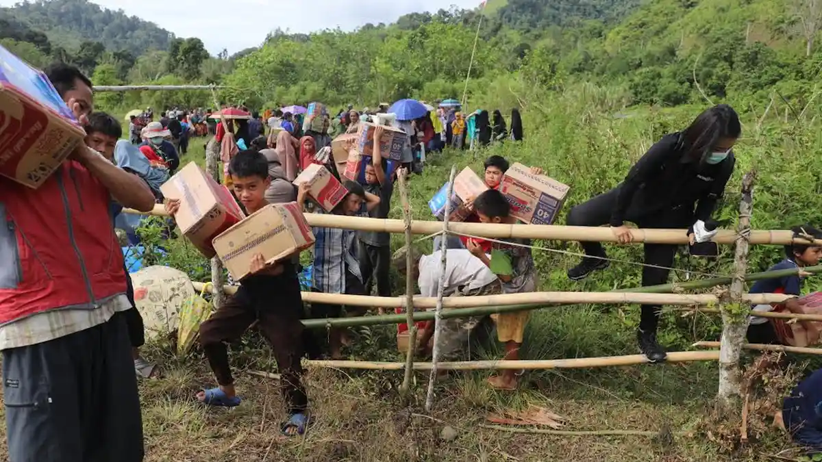 FOTO: Gotong Royong Warga Terisolir Majene Menyambut Sembako dari Heli TNI AL