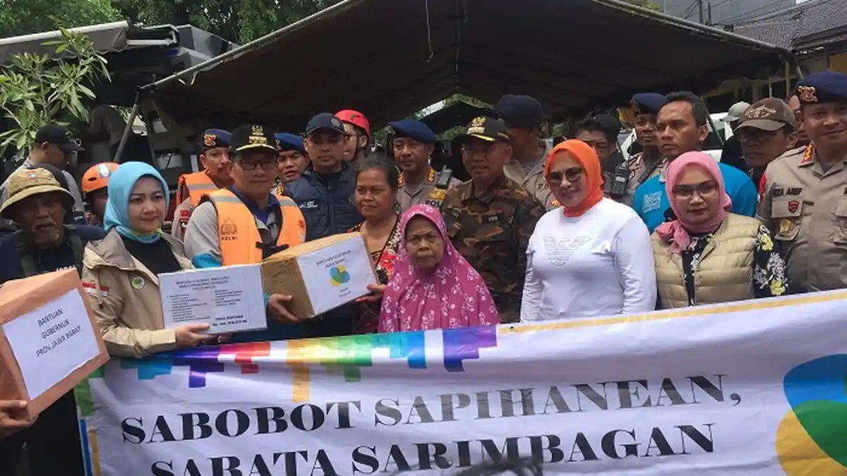 Ridwan Kamil dan Ramhat Effendi Tinjau Banjir di Komplek Kartini Bekasi