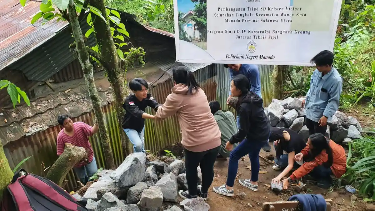 PPM-M Prodi Sarjana Terapan Konstruksi Polimdo Sulawesi Utara Bangun Talud SD Kristen Victory