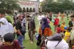 Liburan di Lapangan Rumput Sintetis Alun-alun Kota Bandung