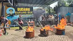 pemusnahan-berbagai-jenis-barang-bukti-kejari-malang-25.jpg