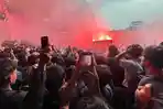 Supporter-Persib-Bandung-merayakan-kemenangan-tim-kebanggaannya.jpg