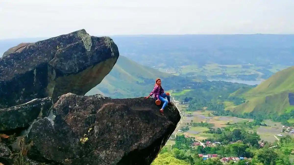 Batu Marompa di Samosir, Spot Wisata yang Menantang Adrenalin