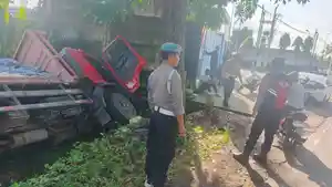 Situasi-di-TKP-truk-tronton-terperosok-ke-kebun-warga-usai-mengalami-out-of-control.jpg
