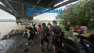 TERJUN-KE-SUNGAI-Sejumlah-wa.jpg