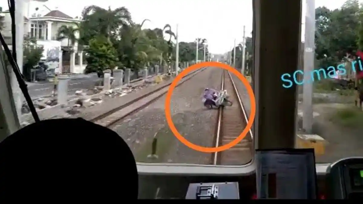Viral Detik-detik KRL Solo-Jogja Tabrak Tukang Rongsok