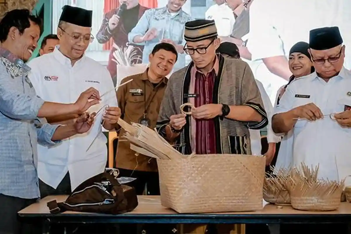Momen Sandiaga Uno Bikin Anyaman Bambu Khas Loyok Lombok Timur Bareng Gubernur dan Bupati