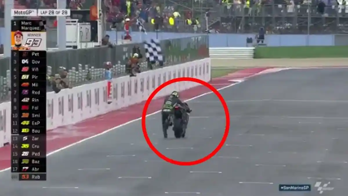 Heroik! Kehabisan Bensin, Johan Zarco Dorong Motor di GP San Marino