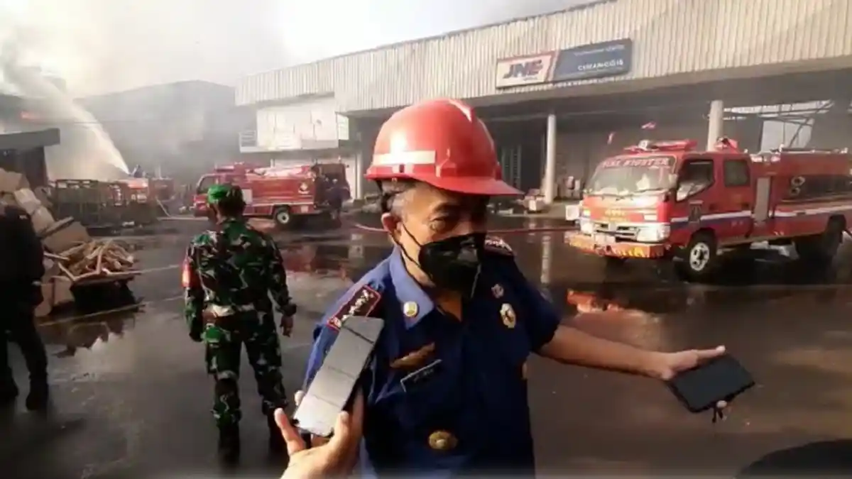 Ungkap Detik-detik Gudang JNE Express Cimanggis Terbakar, Warga Dengar Suara Ledakan Menggelegar