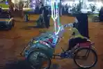 Anak-mengendarai-becak-dayung-mini-yang-ditawarkan-di-tengah-lapangan-Tengku-Raja-Muda.jpg
