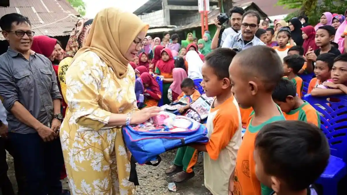 Peduli Anak Makassar, Istri Gubernur Sulsel Bagikan Seragam Sekolah