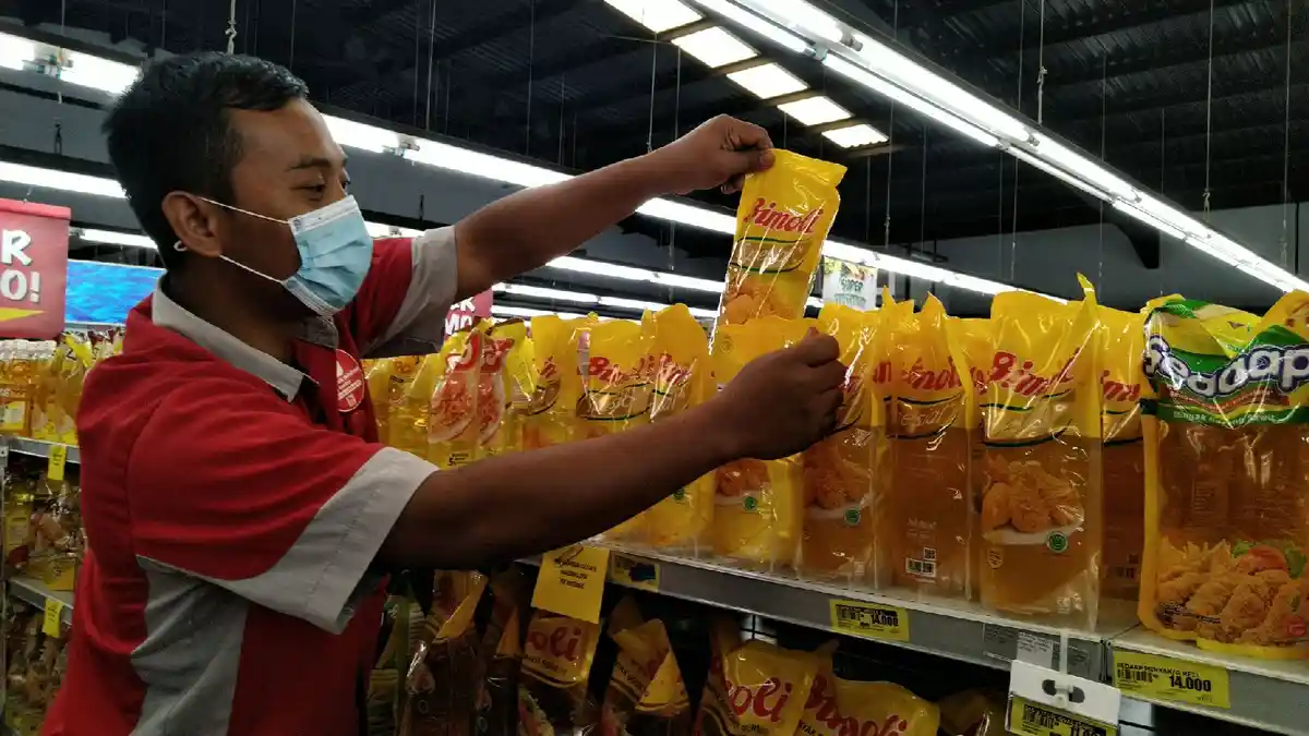 Untuk Bisa Dapat Minyak Goreng, Ngatno Wajib Belanja Dahulu Rp 300.000