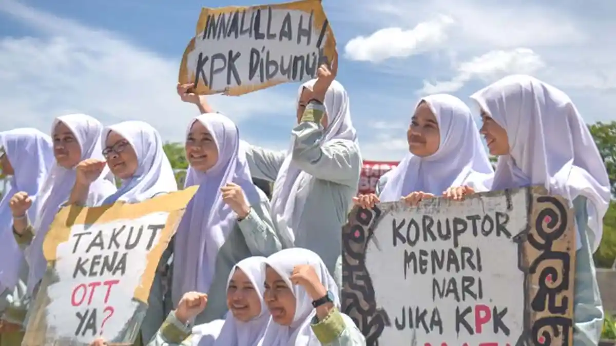 Hari Mati Berantas Korupsi,  Nyanyian Tolak Pembungkaman KPK dari Taman Raja   
