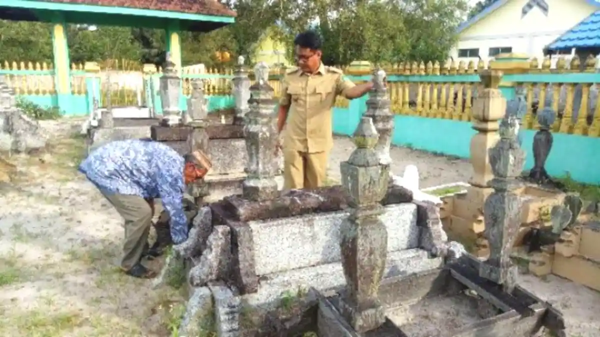 Berada di Pinggir Jalan, di Pemakaman Ini Terbaring Para Raja Pagatan Tanahbumbu dan Keturunannya