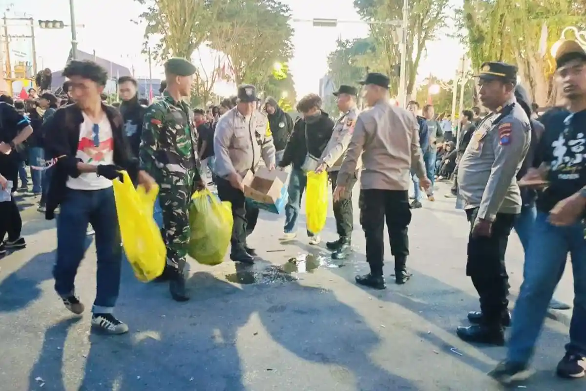 Mahasiswa dan TNI Polri Kompak Punguti Sampah yang Berserakan Usai Demonstrasi di Balikpapan
