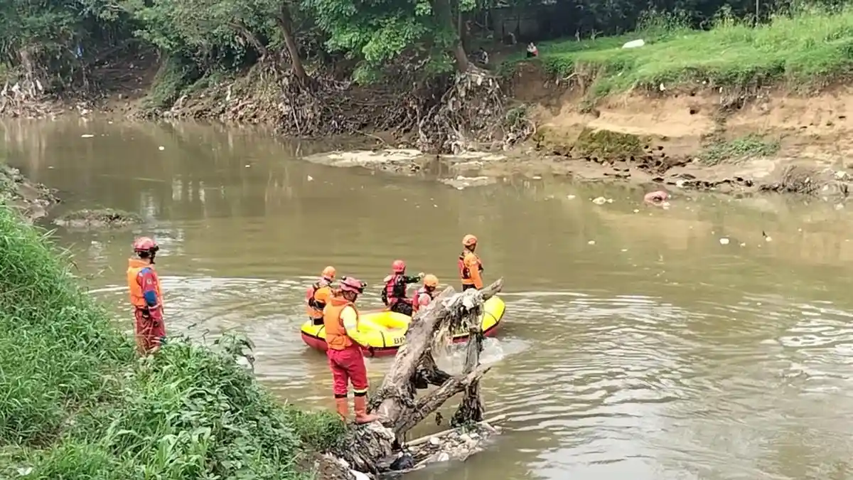 Asyik Berenang, Kakak Beradik Hanyut di Aliran Kali Bekasi