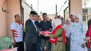 Bupati-Bone-Bolango-Ismet-Mile-menyerahkan-bantuan-korban-kebakaran.jpg