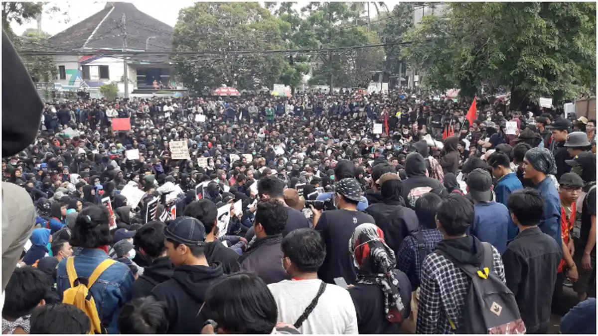 Sekelompok Orang Berpakaian Hitam Berkumpul di Depan Gedung DPRD Jabar